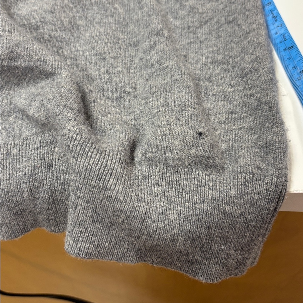Quince Heather Gray Crewneck Sweater 100% CASHMERE 🤩1 small hole look in photos - Picture 10 of 12